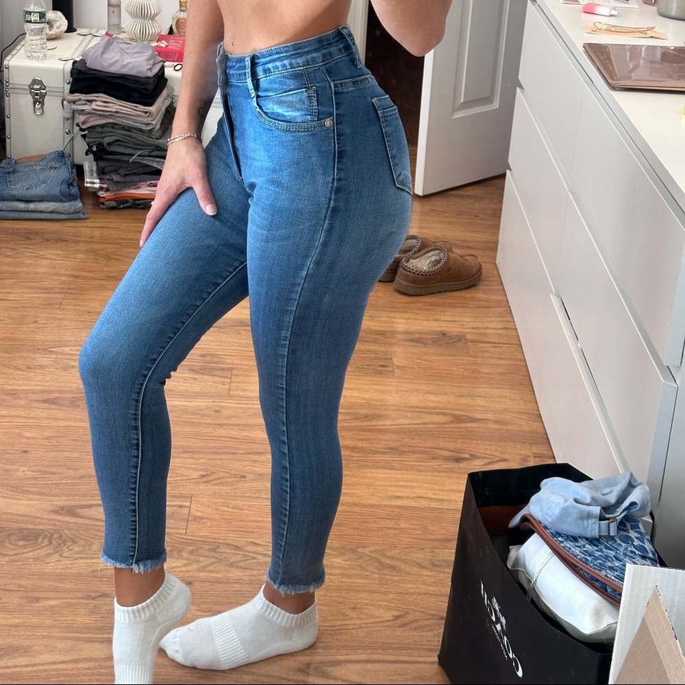 PRETTYLITTLETHING RIPPED HIGH RISE JEANS - Picture 2 of 3